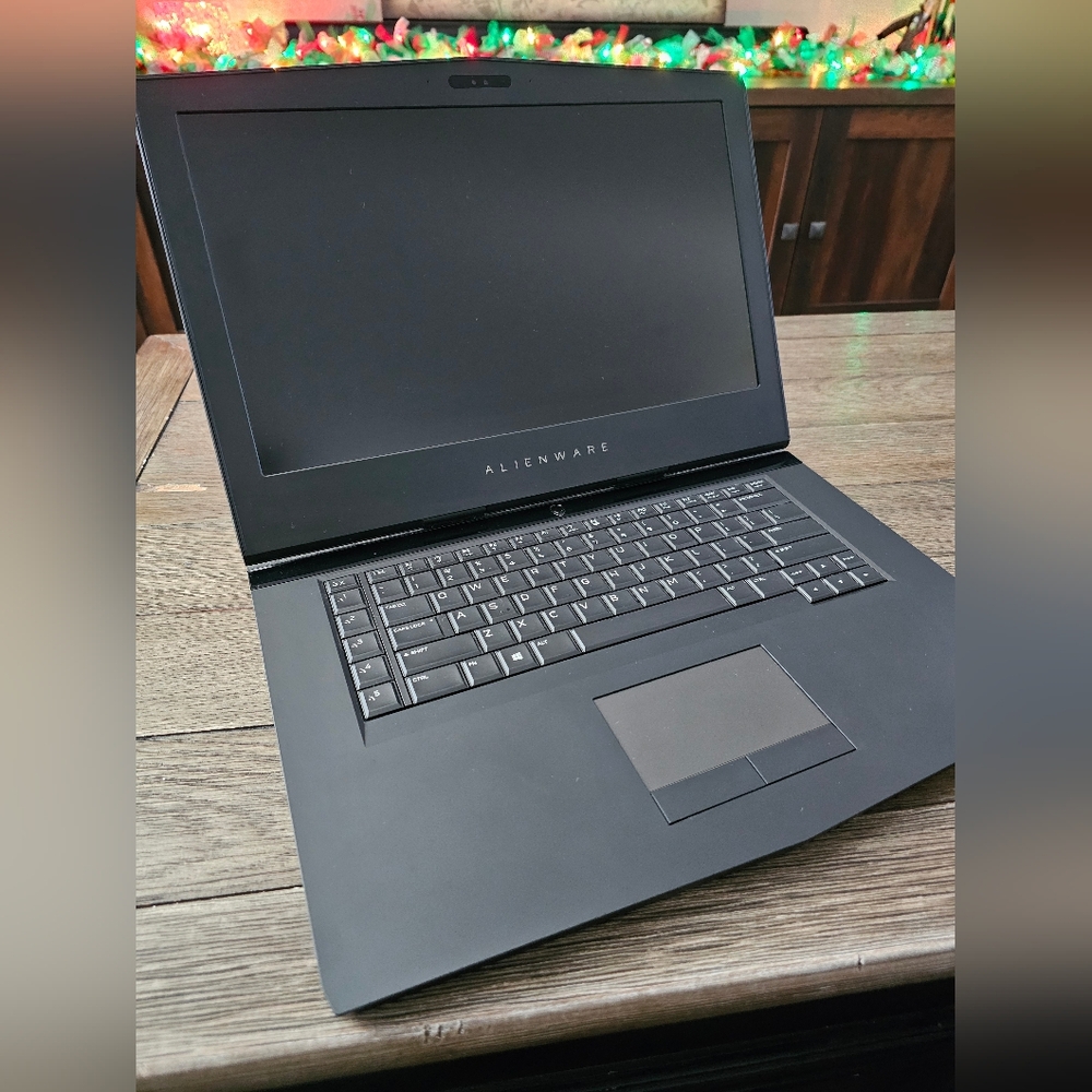 Alienware 15 R3 Gaming Laptop - Picture 4 of 5